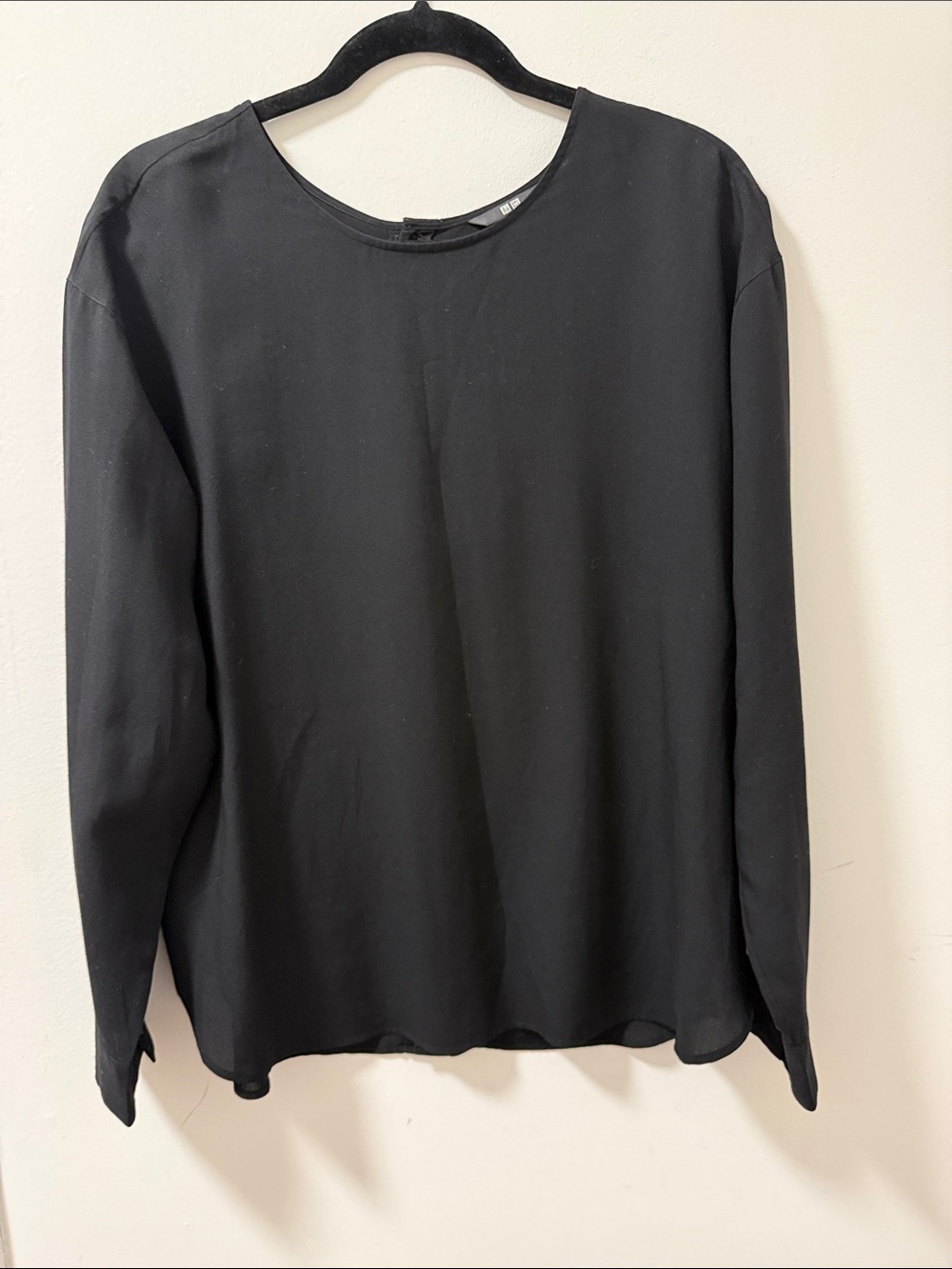 Uniqlo Long Sleeve Black Women’s Back Button Down Rayon Blouse. Size X Large.